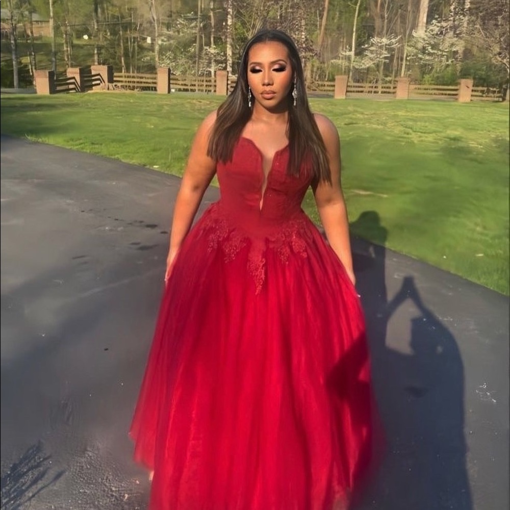 Red Ball Gown Sleeveless Spaghetti Straps Sweep/Brush Train Applique Tulle Dress